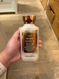 لوسیون بدن بث اند بادی ورکس Warm Vanilla Sugar حجم 236 میلیلیتر | مرطوبکننده و نرمکننده پوست | رایحه گرم، شیرین و وانیلی | خوشبوکننده بدن | Bath & Body Works