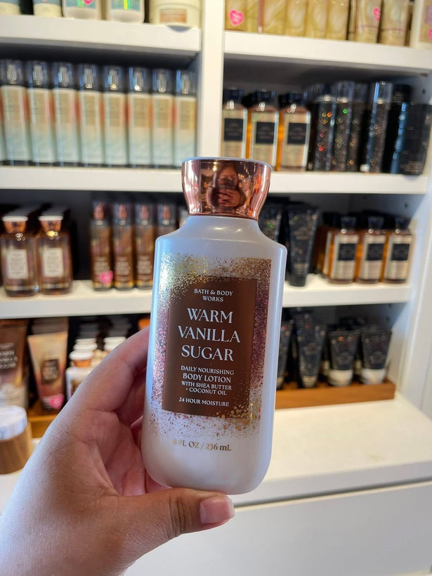 لوسیون بدن بث اند بادی ورکس Warm Vanilla Sugar حجم 236 میلیلیتر | مرطوبکننده و نرمکننده پوست | رایحه گرم، شیرین و وانیلی | خوشبوکننده بدن | Bath & Body Works