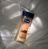 روغن بدن وازل این مدل Cocoa Butter حجم 200 میلیلیتر حاوی کره کاکائو خالص، ترمیمکننده پوست خشک و حساس، جذب سریع، حفظ رطوبت و ایجاد حس بدون چربی