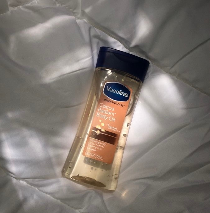 روغن بدن وازل این مدل Cocoa Butter حجم 200 میلیلیتر حاوی کره کاکائو خالص، ترمیمکننده پوست خشک و حساس، جذب سریع، حفظ رطوبت و ایجاد حس بدون چربی